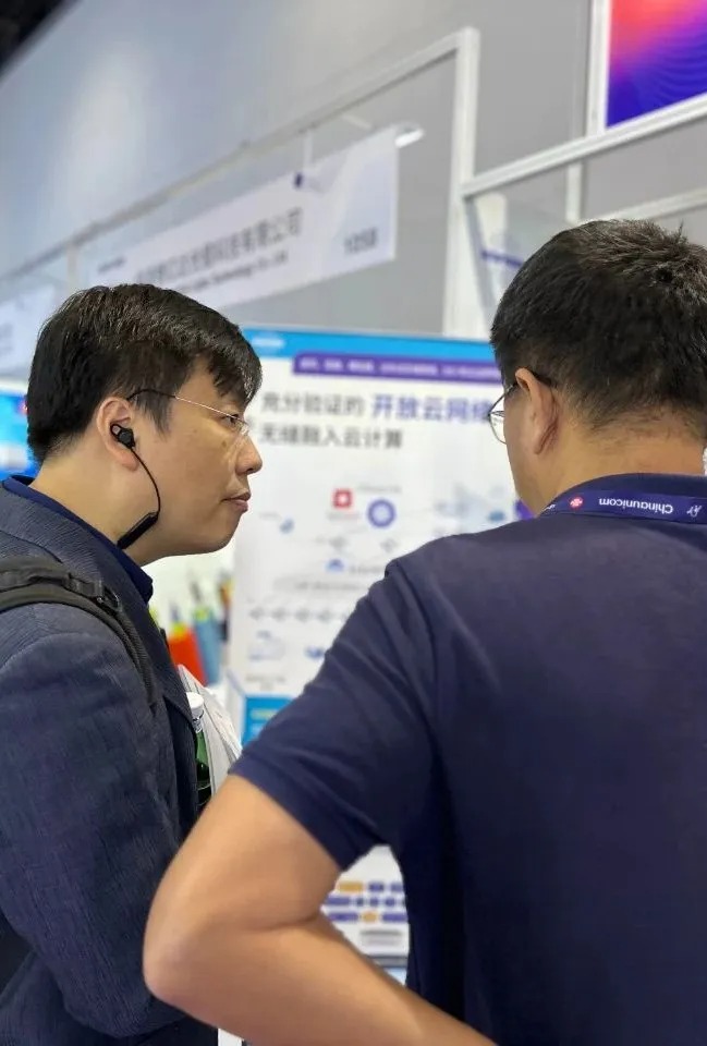 PT EXPO 与客户交流